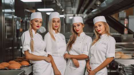 Belastete Küchenabluft mit Fett, Gerüchen, Wasserdampf und Rauch in der Betriebsgastronomie