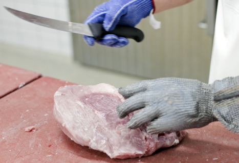 Hygienekonzept in der Küchenplanung für Fleischvorbereitung in der Betriebsgastronomie