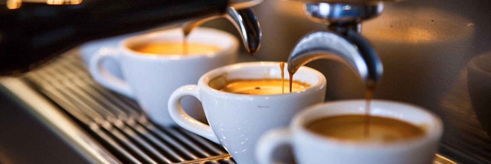 EIN BARISTA-BEREICH IM BETRIEBSRESTAURANT KANN DEN MITARBEITERN HOCHWERTIGEN KAFFEE UND EINE ENTSPANNTE PAUSE VOM ARBEITSALLTAG BIETEN, WAS ZU GESTEIGERTER ARBEITSZUFRIEDENHEIT UND -PRODUKTIVITÄT FÜHRT